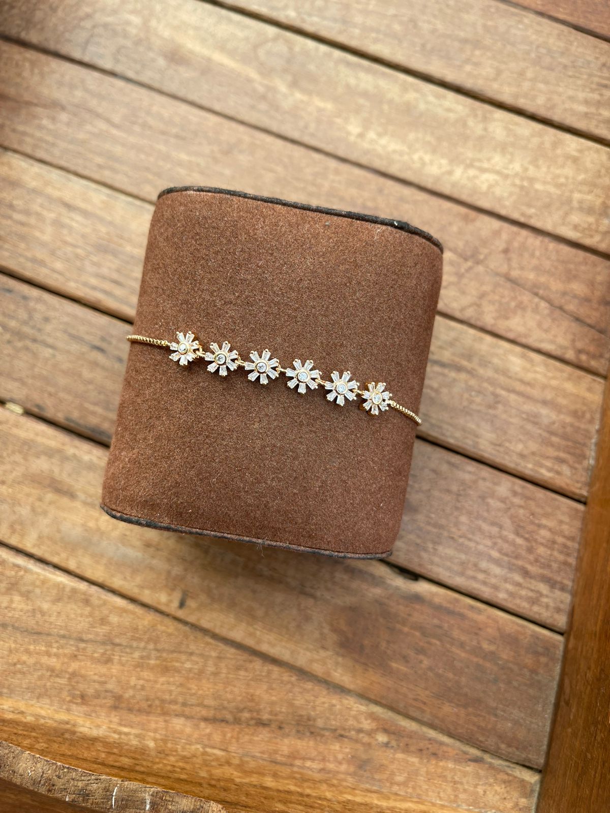Six flower adjustable rosegold bracelet - Alluring Accessories