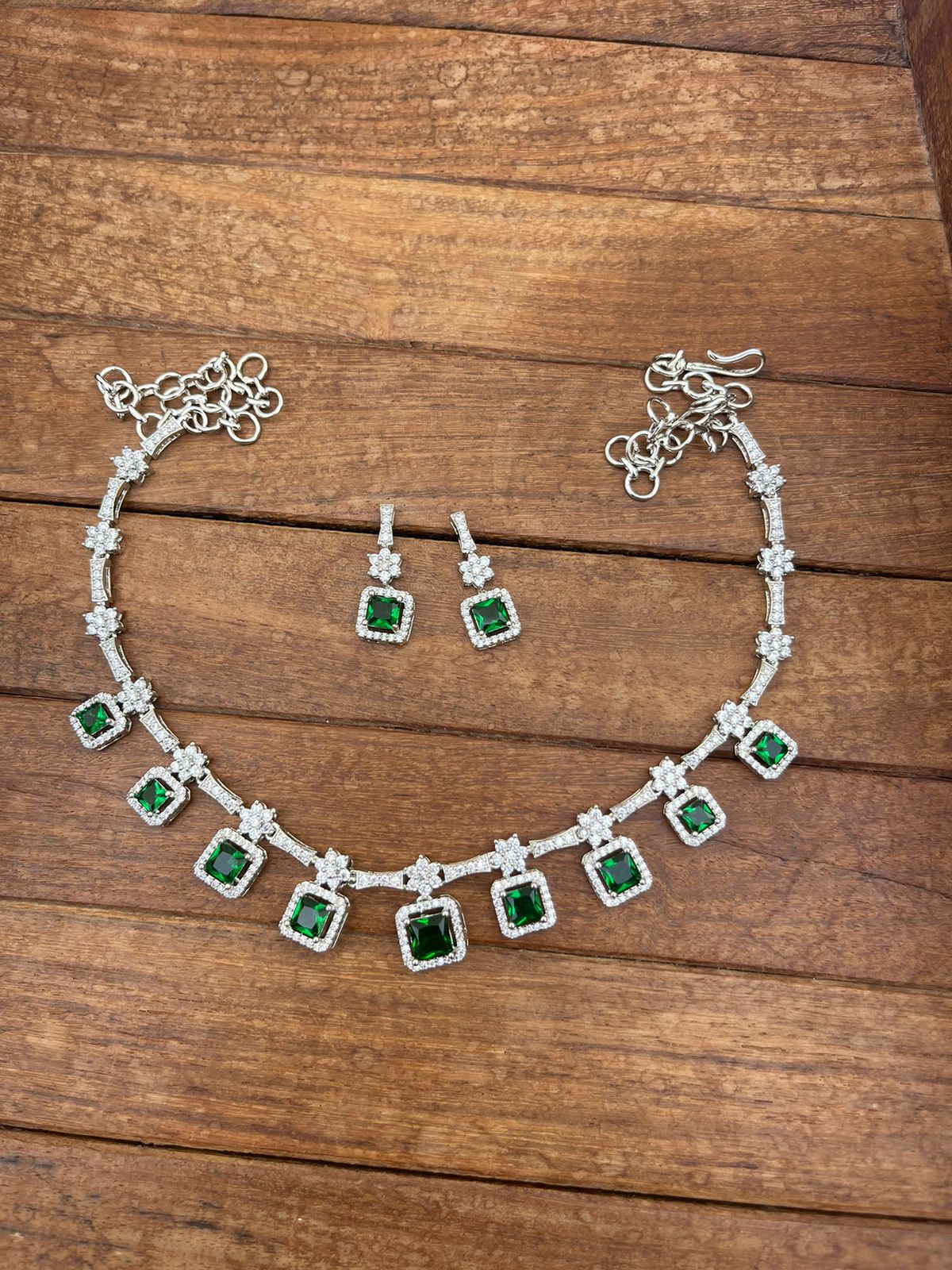 Size varying green square diamond finish necklace - Alluring Accessories