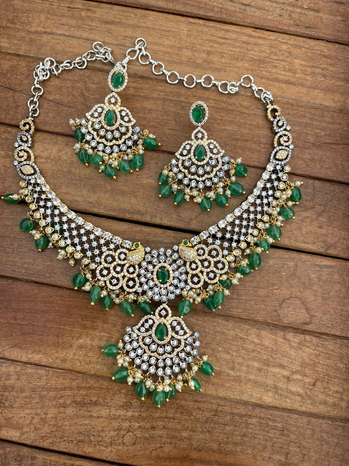 Traditional victorian green beads necklace - Alluring Accessories