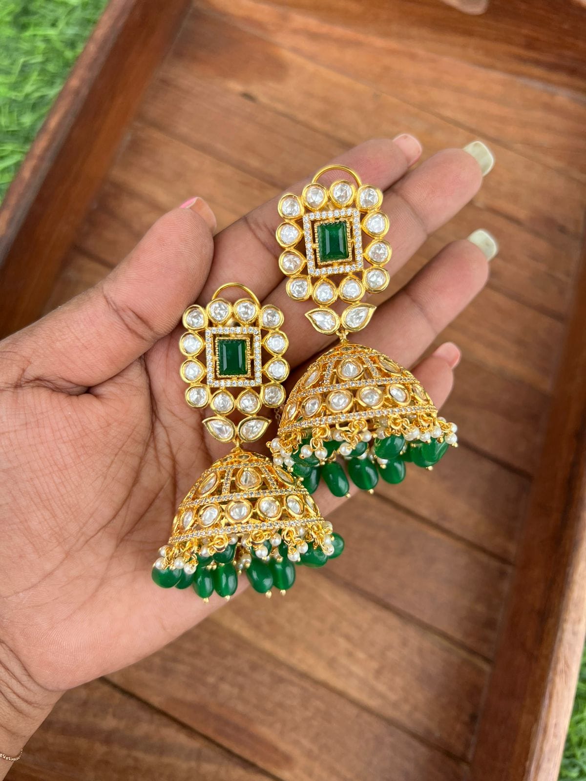 Jhumkas kundan verts de la saison des mariages